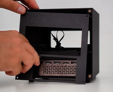 ITG Cube'un mini PC bağlantı noktalarını, OCuLink bağlantısını ve RTX 4060 grafik kartı çıkışlarını gösteren arka görünümü