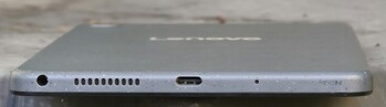alt gövde tarafı (3,5 mm jak, hoparlör, USB bağlantı noktası, mikrofon)