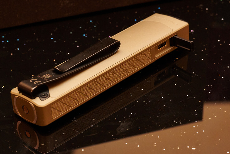 Arkpro Ultra'nın (Arkpro ile aynı) iki yönlü klibi. (Resim kaynağı: Andreas Sebayang/Notebookcheck.com)