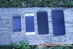T1 Mini (solda) (sırasıyla) iPhone 5/iPhone SE (1. Nesil), iPhone 13 Mini ve iPhone 13 ile karşılaştırılmıştır.