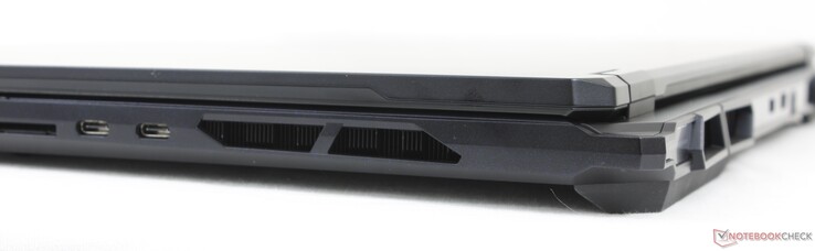 Sağ tarafta: SD okuyucu, 2x USB-C Thunderbolt 4 w/ DisplayPort + Güç Dağıtımı