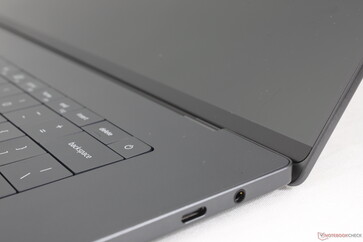 Parmak izi bırakabilen Güç düğmesi yeni tasarımda kaldırılmıştır