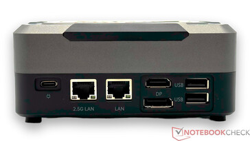 Arka: şebeke bağlantısı (19 V; 5 A), LAN (2.5G), LAN (1.0G), HDMI 2.1, DP1.4 (4K@144Hz), 2x USB 2.0