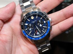 Casio Oceanus OCW-P3000 mavi saatin önden görünümü; detaylı kadranı ve iki tonlu seramik çerçevesi öne çıkıyor.