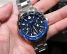 Casio Oceanus OCW-P3000 mavi saatin önden görünümü; detaylı kadranı ve iki tonlu seramik çerçevesi öne çıkıyor.