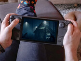 Fright or Flight Cadılar Bayramı paketi, Blair Witch ve diğer hit korku oyunlarını içeriyor. Görselde: Blair Witch çalıştıran Steam Deck'in düzenlenmiş bir fotoğrafı.