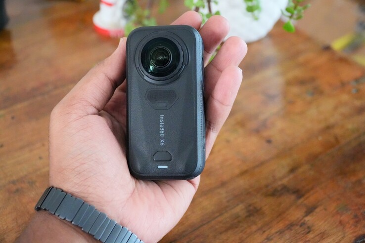 Insta360 X6, kompakt bir tasarıma sahiptir