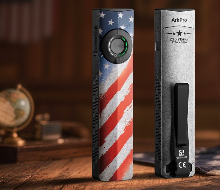 Olight ArkPro Stars & Stripes Edition el fenerinin ön tarafında üç konumlu bir seçme kadranına sahip bir başparmak düğmesi, arka tarafında ise metal bir cep klipsi bulunmaktadır.