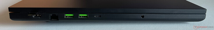 Sol: Şarj cihazı, 2,5 GB/s Ethernet, 2 adet USB-A 3.2 Gen.2 (10 Gbit/s), Thunderbolt 4 özellikli USB-C 4.0 (40 GBit/s, iGPU üzerinden DisplayPort 2.1, Power Delivery 3.0), 3,5 mm ses jakı