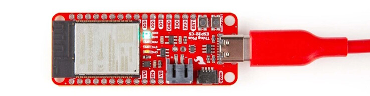 Adreslenebilir bir RGB-LED mevcuttur