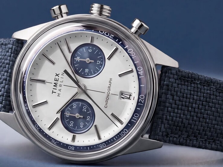 Koyu bir arka plan önünde fotoğraflanan Timex Marlin Jet Chronograph; bombeli camını, takimetre bezeli, içbükey kadranını, kronograf alt kadranlarını ve retro-fütürist kasa tasarımını sergiliyor.