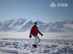 Unitree G1'in aşırı soğukta 130.000 adım attığı ve -53,3 °F (-47,4 °C) kadar düşük sıcaklıklara dayandığı söyleniyor.