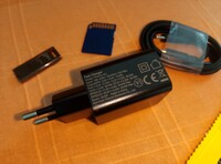 Şarj cihazı ve kablosu, bir SD kart ve ölçek için USB kalem sürücü (Resim kaynağı: Sergey Tarasov - Notebookcheck)