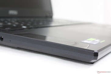 Dış tasarım, diğer birçok MSI modelinin eksantrik RGB LED'lerinden yoksundur