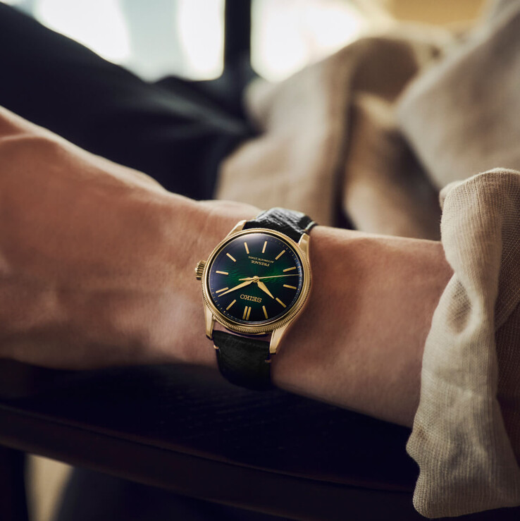 Siyah deri kayışlı ve koyu yeşil kadranlı Seiko Presage Classic x Tradman’s Bonsai saat.