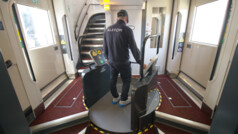 TGV M'de tekerlekli sandalye asansörü