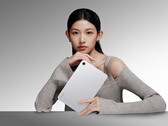 Xiaomi, Redmi K Pad 2 için yeni bir konfigürasyon tanıttı. Resimde: tabletin gümüş renkli versiyonunun tanıtım fotoğrafı.