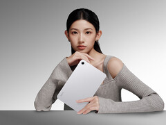 Xiaomi, Redmi K Pad 2 için yeni bir konfigürasyon tanıttı. Resimde: tabletin gümüş renkli versiyonunun tanıtım fotoğrafı.