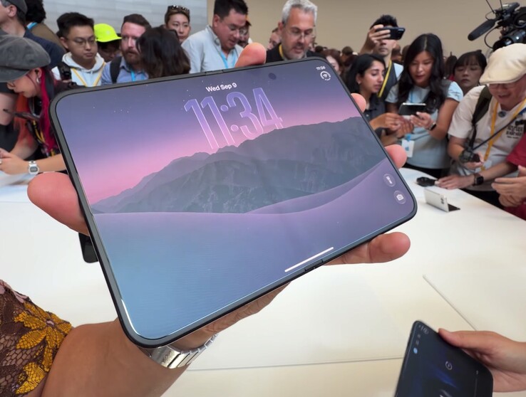 Apple'ın iPhone Duo modelinde belirgin bir kıvrım bulunsa da, nano dokulu yüzeyi bu kıvrımın görünürlüğünü en aza indirmeye yardımcı oluyor.