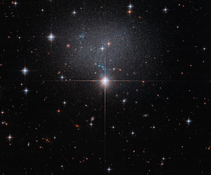 Hubble Uzay Teleskobu tarafından çekilen ve ESO 490-017 cüce galaksisini gösteren görüntü.