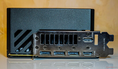 Bağlantı Noktaları: 2x DisplayPort 2.1b çıkışı, 2x HDMI 2.1b çıkışı
