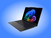 ThinkPad X13 Gen 7, damgalı alüminyum alt kapağa sahip tek bir renk seçeneğiyle sunulur.