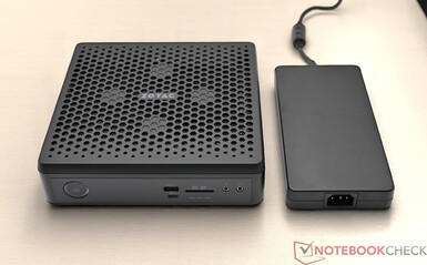 Zotac Zbox Magnus EN374070 güç kaynağı ile (19,5 V; 16,9 A)