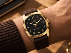Timex Marlin Tonneau TW2Y84500IK saat, altın rengi bir kasaya sahiptir.