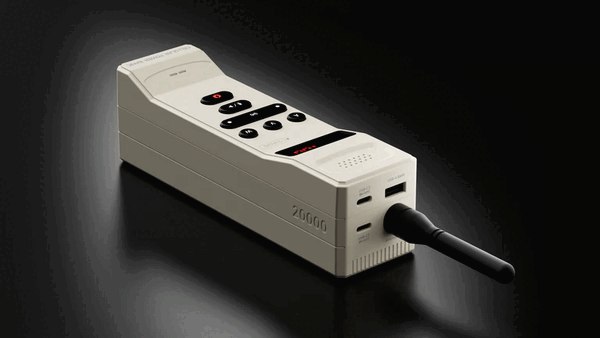 Trozk Hücresel Şarj Cihazı, üç adet USB bağlantı noktasına ve çıkarılabilir bir antene sahiptir.