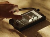 En yeni Sony Walkman, önceki modelden daha büyük, ancak aynı zamanda daha iyi ses vaat ediyor.