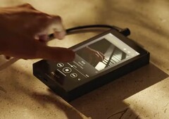 En yeni Sony Walkman, önceki modelden daha büyük, ancak aynı zamanda daha iyi ses vaat ediyor.