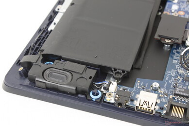 Ön köşelere yakın stereo (2x 2 W) hoparlörler