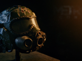 Metro 2039 Koleksiyoncu Sürümü'ndeki Spartan kaskı replikasının yakın plan görünümü; koyu renkli bir vizör, entegre gaz maskesi unsurları ve savaşta yıpranmış detaylar içeriyor.