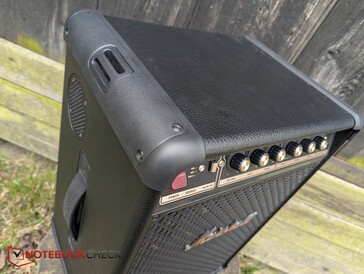 Üst ve yanlarda PU deri, güçlendirilmiş kenarlar ve taşıma sapı