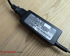 Schenker Connect 15’in son derece küçük AC adaptörü