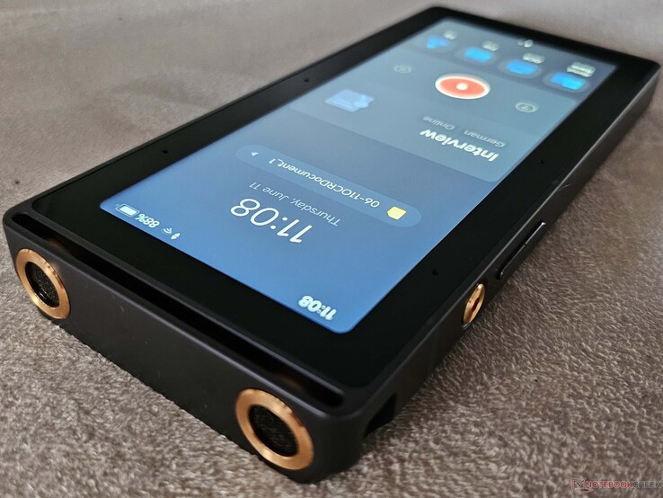 iFLYTEK AI Recorder S6, 2 adet yönlü ve 6 adet çok yönlü mikrofon sunar.