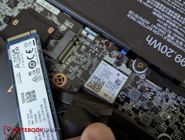 Wi-Fi modülü SSD'lerden birinin altında yer alır