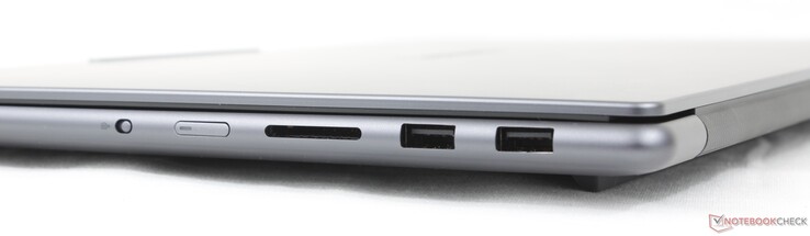 Sağ tarafta: Kamera kapatma anahtarı, Güç düğmesi, SD kart okuyucu, 2x USB-A (10 Gbps)