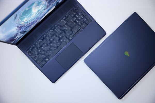 Alienware 16X Aurora, tek elle açmayı destekleyen anodize alüminyum kapak ve tabana sahiptir.