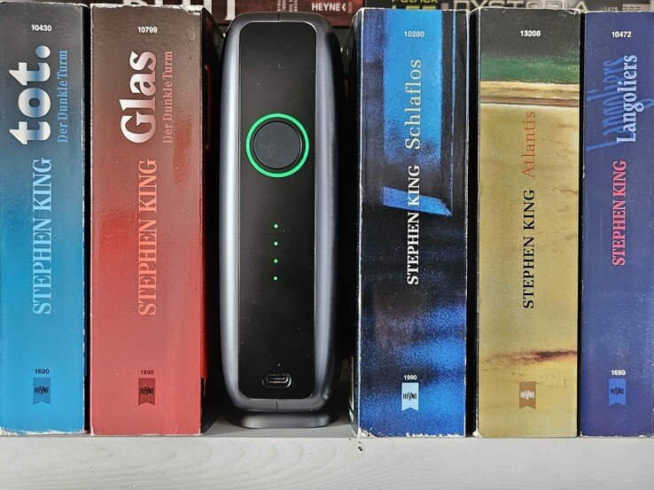 Dwarf Mini yaklaşık olarak ciltsiz bir kitap boyutundadır.