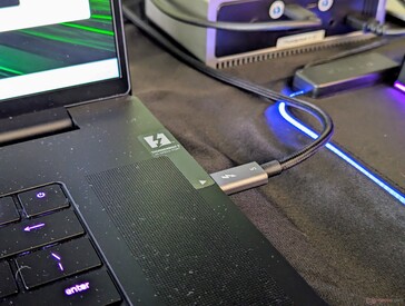 USB-C şarjı 100 W ile sınırlı olduğundan, oyun oynarken tescilli 330 W AC adaptörü hala gereklidir
