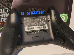 Arka tarafta dört ek düğme vardır ve tetik hareketi mekanik olarak kısaltılabilir