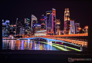 Nebula X1 Pro karanlık bir odada...