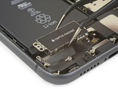 Resimde gösterilen iPhone 11'deki Taptic Engine