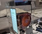 Nubia Z70 Ultra'nın anakartına iki adet PC soğutucusunu takan absürt mod.