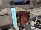 Nubia Z70 Ultra'nın anakartına iki adet PC soğutucusunu takan absürt mod.