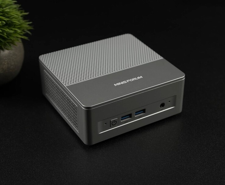 Minisforum X1 Lite mini PC, kompakt tasarımını ve ön I/O'sunu vurgulayan ön açılı bir görünümden gösterilmiştir (Görüntü kaynağı: YouTube üzerinden ETA Prime)