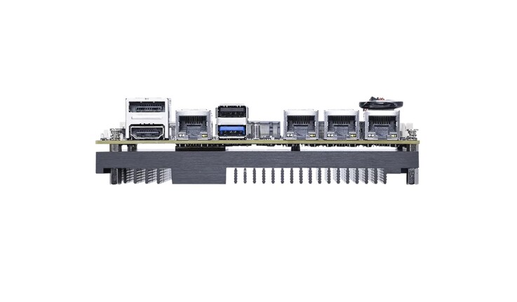MSI'ın CF27 SBC'sinde çok sayıda I/O seçeneği mevcuttur.