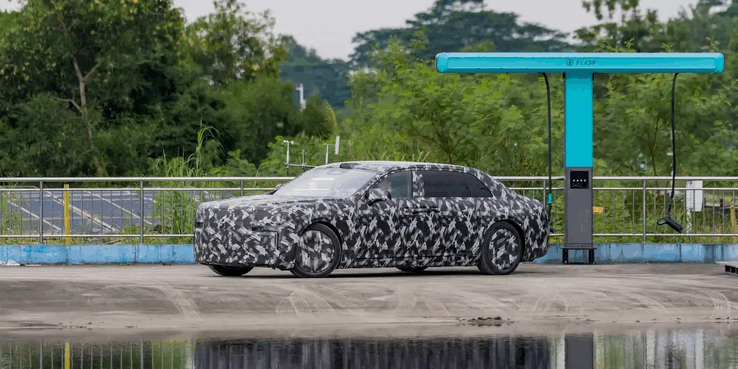Bir BYD şarj istasyonunda BYD'nin Yangwang sedanı