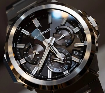 Siyah kadranlı Casio G-Shock GST-W1000D-1A modelinin yakın çekim görüntüsü; üç alt kadranı, ışıklı saat işaretleri, yivli ibreleri ve çoklu kaplamalı paslanmaz çelik çerçevesini göstermektedir.